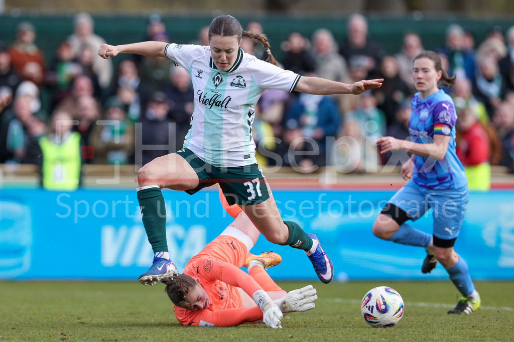 Fussball, Google Pixel Frauen-Bundesliga, SV Werder Bremen - SGS Essen | v.li.: Mara Alber (SV Werder Bremen, 37) und Luisa Palmen (Torhüterin, Torwart, SGS Essen, 21) im Zweikampf, Duell, Dynamik, Aktion, Action, Spielszene, DIE DFB-RICHTLINIEN UNTERSAGEN JEGLICHE NUTZUNG VON FOTOS ALS SEQUENZBILDER UND/ODER VIDEOÄHNLICHE FOTOSTRECKEN. DFB REGULATIONS PROHIBIT ANY USE OF PHOTOGRAPHS AS IMAGE SEQUENCES AND/OR QUASI-VIDEO.