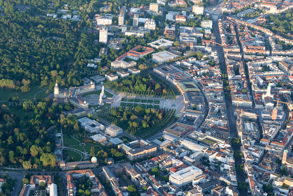 Luftbild: Kaiserstr, Schloßplatz im Ortsteil Innenstadt-West in Karlsruhe im Bundesland Baden-Württemberg in Deutschland. Foto: IMG_099623.jpg vom 21.05.2017 durch Werner Riehm/FLY-FOTO.de