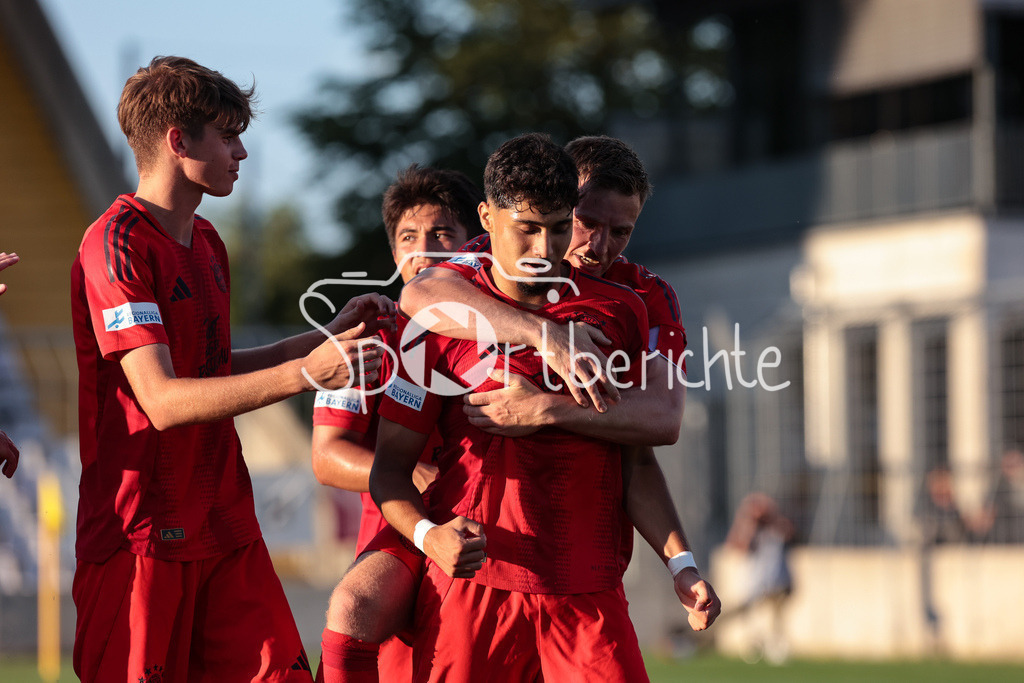 FC Bayern Amateure - SpVgg Bayreuth | Jubel nach dem Treffer zum 3-1 fuer die Bayern Amateure duch Emirhan DEMIRCAN (FCB #11) / Freude / Tor / Torschuetze