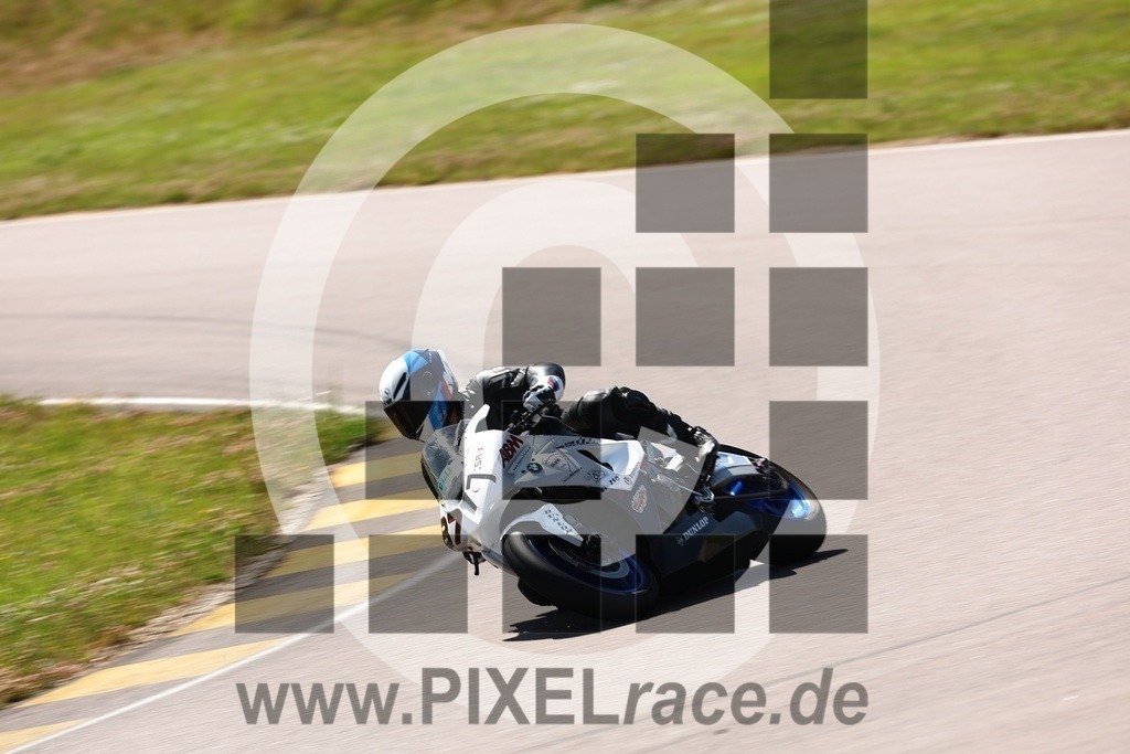 0877-20250622_01093 | Schöne Erinnerungen an spannende Momente - das festzuhalten ist unser Job. PIXELrace.de ist seit 2003 auf den Rennstrecken Europas unterwegs um die Action draußen beim Fahren und die wunderbare Stimmung imm Fahrerlager für euch einzufangen.