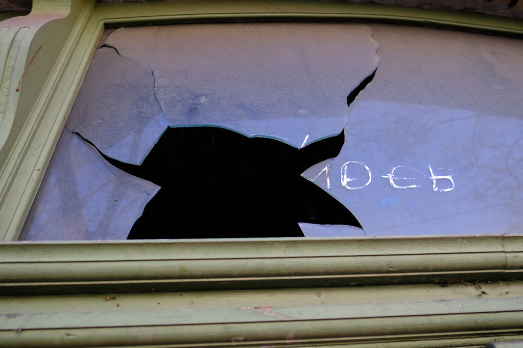 eingeschlagene Fensterscheibe eines Betriebes | Wien, Austria - March 18, 2021: entlang der Wiener Gürtel Straße; eingeschlagene Fensterscheibe eines Betriebes. - Realisiert mit Pictrs.com