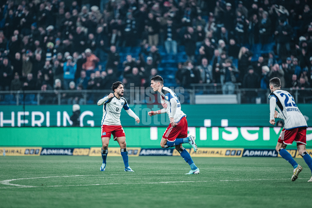 Fußball | Männer | Saison 2023/2024 | 2. Fußball-Bundesliga | 21. Spieltag | Hamburger SV vs. Hannover 96 | 09.02.2024 | links Immanuel Pherai (#10, HSV) jubelt zum Torschützen Dennis Hadzikadunic (#5, HSV)