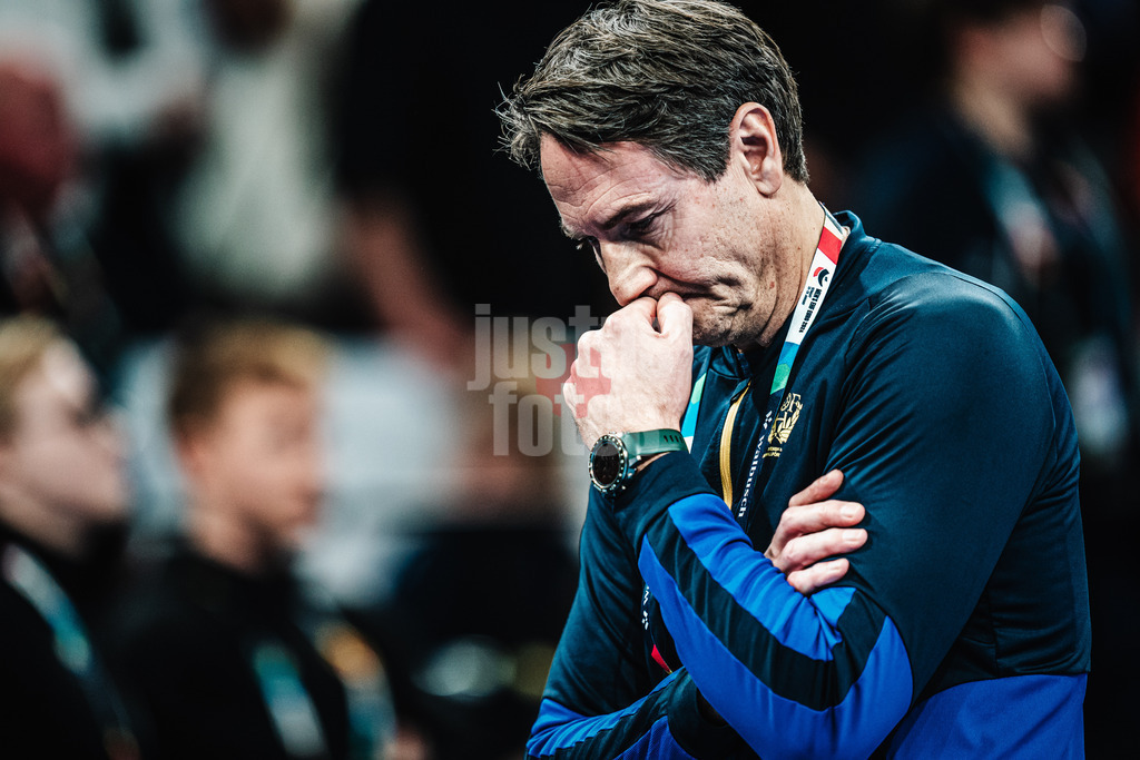 Handball | Herren | EHF EURO 2024 | European Championshop Men 2024 Final Tournament | Dänemark vs. Schweden | 19.01.2024 | Trainer Glenn Solberg (Schweden, SWE) am grübeln