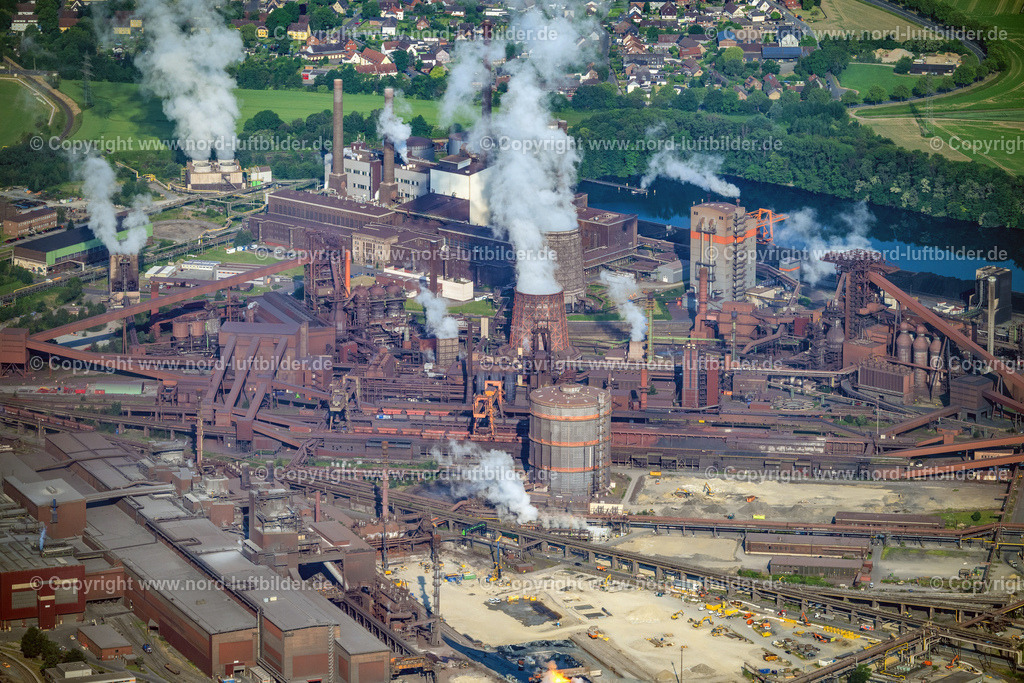 Salzgitter_Stahlwerk_ELS_0368050623 | SALZGITTER 05.06.2023 Blick auf die rauchenden Schlote auf den Industriegebiet des Stahlwerkes der Salzgitter AG in Salzgitter im Bundesland Niedersachsen. Weiterführende Informationen bei: Salzgitter Aktiengesellschaft. // Industrial area of the steel mill of Salzgitter AG in Salzgitter in Lower Saxony. Further information at: Salzgitter Aktiengesellschaft. Foto: Martin Elsen
