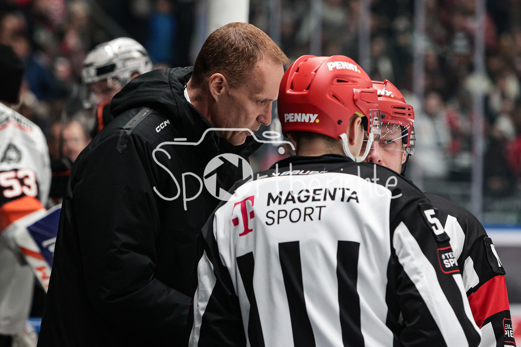 Augsburger Panther - Loewen Frankfurt | Frankfurt Trainer Gerald Fleming unterhaelt sich mit den Schiedsrichtern