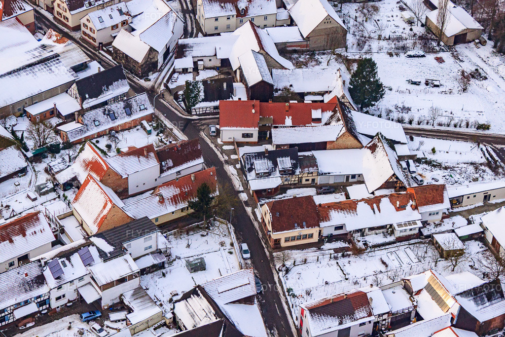 Luftbild: Raiffeisenstraße x Kuhgasse bei Schnee in Winden im Bundesland Rheinland-Pfalz in Deutschland. Foto: IMG_23748.jpg vom 16.01.2010 durch Werner Riehm/FLY-FOTO.de