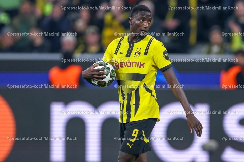 UCL1504251133 | 15.04.2025, Fußball, UEFA Champions League, Borussia Dortmund - FC Barcelona, BVB Stadion, Viertelfinale, Saison 2024 2025: Serhou Guirassy (BVB #9) mit dem SPielball im ArmRegulations prohibit any use of photographs as image sequences and or quasi-video.