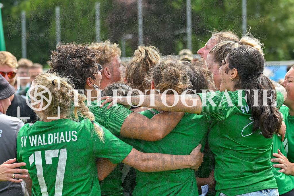 GER, FC Hauingen - SV Waldhaus, Frauen-Fussball, Rothaus Bezirkpokal, Finale, Saison 2024/2025, 29.05.2025 | Team SV Waldhaus freut sich ueber den Sieg und den Gewinn des Bezirkspokals.GER, FC Hauingen - SV Waldhaus, Frauen-Fussball, Rothaus Bezirkpokal, Finale, Saison 2024/2025, 29.05.2025Foto: TH Fotografie/Thomas Hess