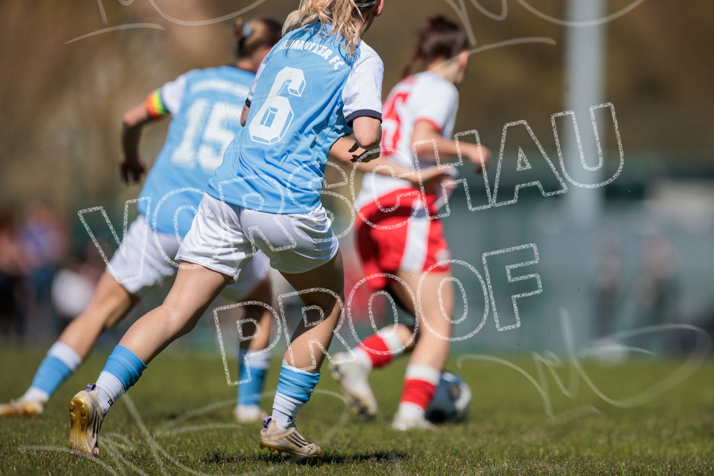 Gipfeltreffen der Frauen: Finale um den Sachsenlotto Landespokal 2026 | Am 1. Mai 2026 trafen im Endspiel des Sachsenlotto Landespokals die Frauen des Chemnitzer FC und die zweite Mannschaft von RasenBallsport Leipzig aufeinander. Vor stimmungsvoller Kulisse kämpften beide Teams ab 15:00 Uhr um die begehrte Trophäe des sächsischen Fußballs. Diese Galerie zeigt die Highlights, packende Zweikämpfe und die emotionalsten Momente des Finaltags. - Realisiert mit Pictrs.com