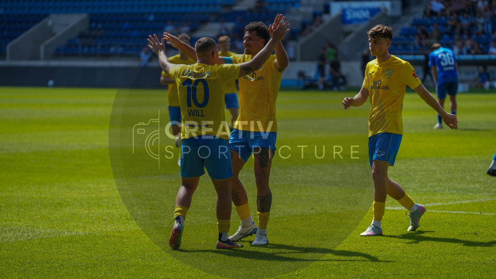 Fußball, Herren, Saison 2025/2026, Regionalliga Nordost, 3. Spieltag, 1.FC Magdeburg II vs. FSV 63 Luckenwalde, Samstag 09.08.2025, Avnet Arena Magdeburg | Fußball, Herren, Saison 2025/2026, Regionalliga Nordost, 3. Spieltag, 1.FC Magdeburg II vs. FSV 63 Luckenwalde, Samstag 09.08.2025, Avnet Arena Magdeburg, Im Bild: v.l. Lucas Will, Andreas Pollasch und Tim Maciejewski jubeln über den Treffer zur 0:1-Führung. - Realisiert mit Pictrs.com