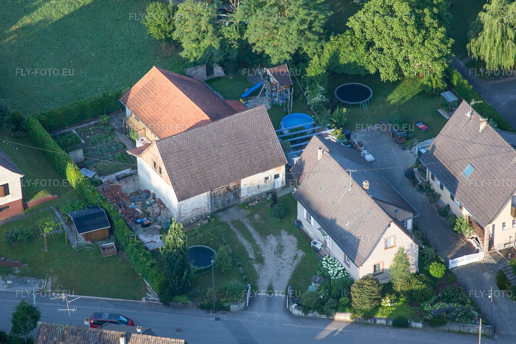 Vue aérienne: Vue de la ville à Scheibenhard dans le département Bas Rhin, France. Photo: IMG_082887.jpg prise le 26/06/2015 par Werner Riehm/FLY-FOTO.euRésolution de l'original: 4313 x 2875 px