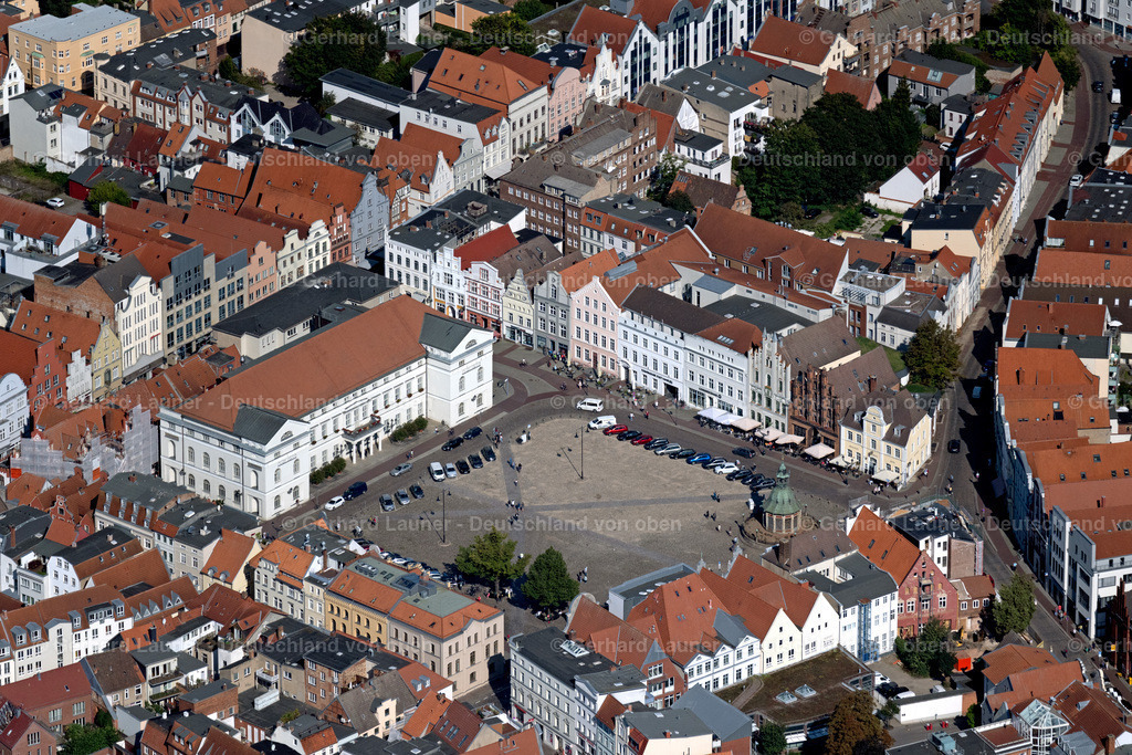 4062204 | WISMAR 08.09.2021 Gebäude des Rathauses der Stadtverwaltung am Marktplatz der Innenstadt in Wismar im Bundesland Mecklenburg-Vorpommern, Deutschland. // Town Hall building of the City Council at the market downtown in Wismar in the state Mecklenburg - Western Pomerania, Germany. Foto: Gerhard Launer