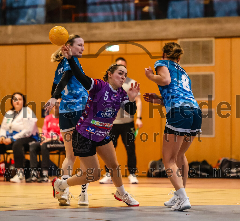 2024-03-09_090_SpVgg_Altenerding_gegen_Eintracht_Dachau-Karlsfeld | Erding, Deutschland, 09.03.2024:
Handball, Bezirksoberliga Frauen Altbayern 2023 / 2024, 17. Spieltag, SpVgg Altenerding gegen Eintracht Dachau-Karlsfeld, Endergebnis: 26:25

Simone Merz (TSV Eintracht Karlsfeld, #9), Lena Prem (SpVgg Altenerding, #5), Lena Schmid (TSV Eintracht Karlsfeld, #8)

Foto: Christian Riedel / fotografie-riedel.net