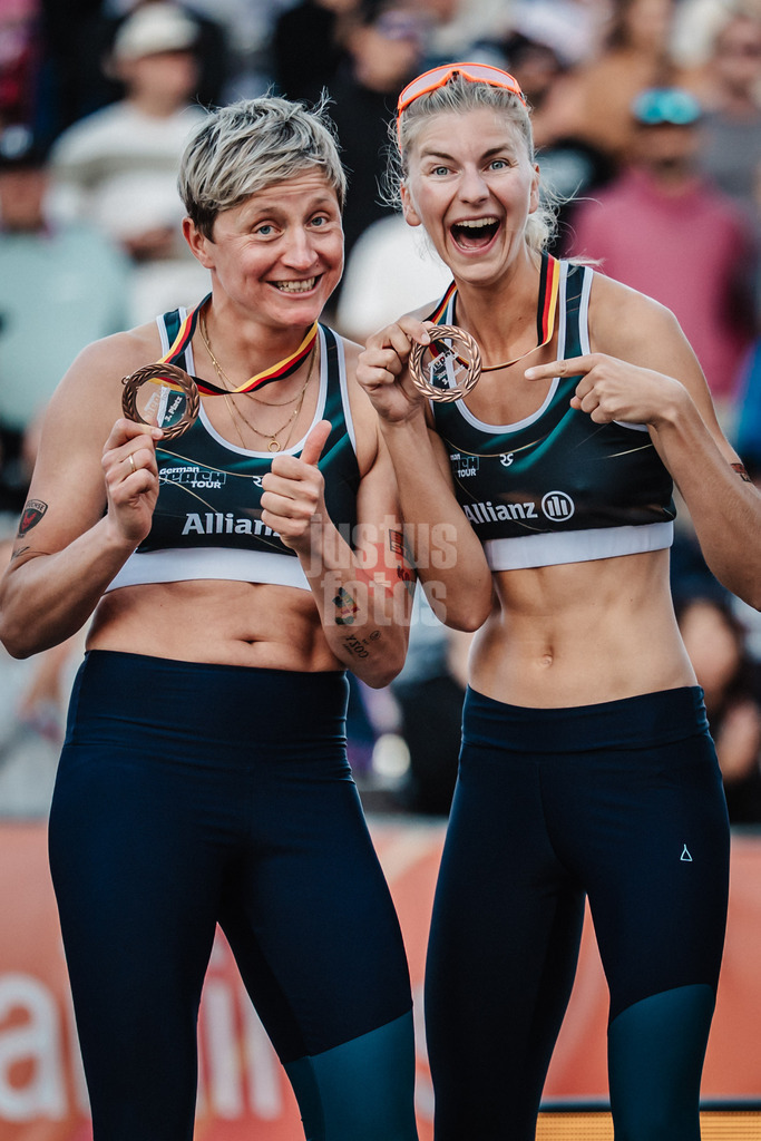Beachvolleyball | Frauen und Männer | Deutsche Meisterschaften 2025 Timmendorfer Strand | 07.09.2025 | v.l. Melanie Gernert und Nele Barber steigen auf das Podest während der Siegerehrung für die Bronzemedaille Platz Drei