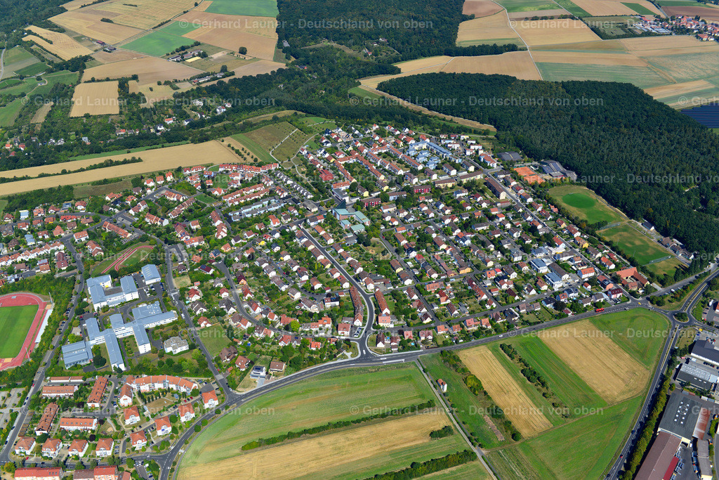 3650018 | GADHEIM 31.08.2016 Wohngebiet - Mischbebauung der Mehr- und Einfamilienhaussiedlung  in Gadheim im Bundesland Bayern, Deutschland // Residential area - mixed development of a multi-family housing estate and single-family housing estate  in Gadheim in the state Bavaria, Germany Foto: Gerhard Launer