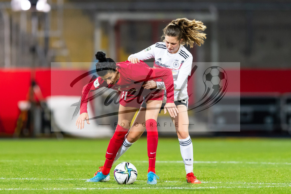 GERTUR20211126_017 | Fussball, Frauen: Yagmur Uraz (Turkey) und Jana Feldkamp (Germany) im Zweikampf bei dem Spiel der WM-Qualifikation zwischen Deutschland und Tuerkei im Eintracht-Stadion am 26.11.2021 in Braunschweig, Deutschland. - Realisiert mit Pictrs.com