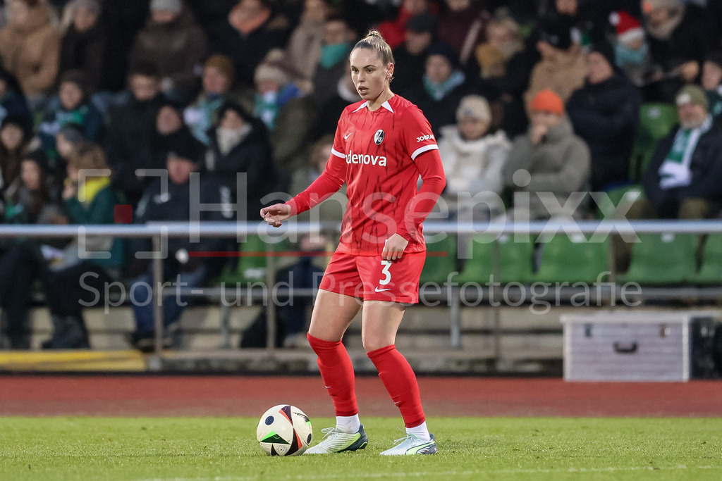 Fussball, Google Pixel Frauen-Bundesliga, SV Werder Bremen - SC Freiburg | v.li.: Alina Axtmann (SC Freiburg, 3) am Ball, Freisteller, Einzelbild, Ganzkörper, Aktion, Action, Spielszene, DIE DFB-RICHTLINIEN UNTERSAGEN JEGLICHE NUTZUNG VON FOTOS ALS SEQUENZBILDER UND/ODER VIDEOÄHNLICHE FOTOSTRECKEN. DFB REGULATIONS PROHIBIT ANY USE OF PHOTOGRAPHS AS IMAGE SEQUENCES AND/OR QUASI-VIDEO.