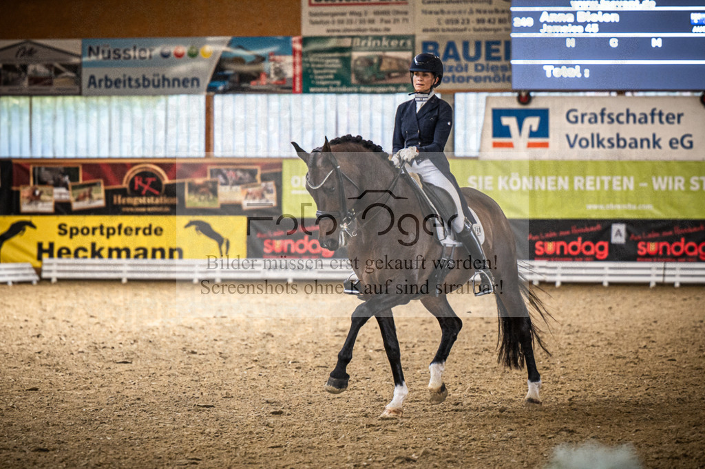 DOS_0140 | Entdecke hochwertige Reitturnierfotos von Foto Oger. Professionell, emotional und authentisch – jetzt Lieblingsmomente im Shop bestellen. - Realisiert mit Pictrs.com