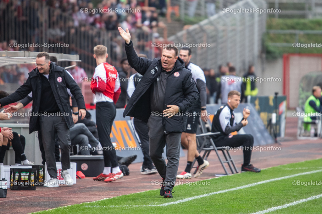 Uwe Koschinat  | 11.10.2025, Fußball, Niederrheinpokal, Rot-Weiß Oberhausen - Rot-Weiss Essen: Trainer Uwe Koschinat (Rot-Weiss Essen) reagiert auf die mitgereisten Fans nach de Führungstreffer - Realisiert mit Pictrs.com