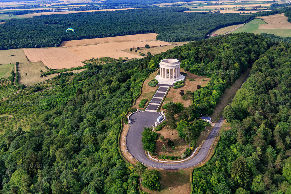 Aerial view: American War Memorial Butte de Montsec in Montsec in the state Meuse, France. – Photo: IMG_083311.jpg taken on 07/12/2015 by Werner Riehm/FLY-FOTO.com – Resolution of the original: 5472 x 3648 px – Montsec American Monument - American Battle Monuments Commission (ABMC)