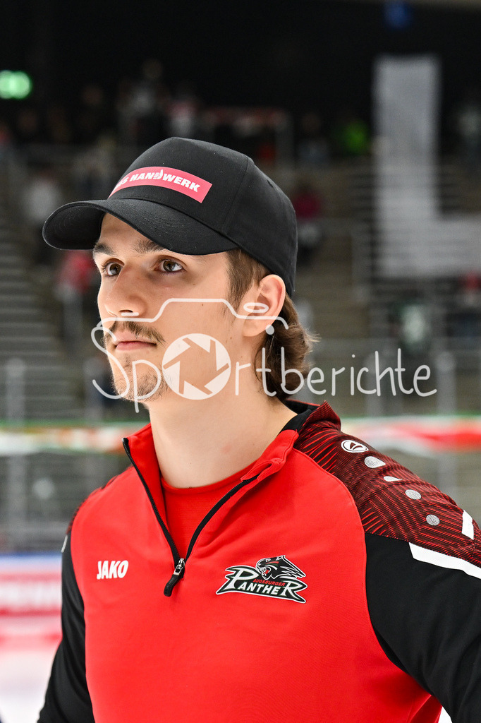 Augsburger Panther - EHC RB München | AUGSBURG, DEUTSCHLAND - 27. FEBRUAR: im Bild Christian HANKE (Augsburger Panther 25) beim Interview mit MagentaSport vor dem Match zwischen den Augsburger Panthern und dem EHC RB München am 46. Spieltag der Penny DEL im Curt Frenzel Stadion