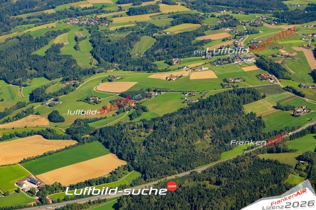 Das Luftbild zeigt : Grosslintach ländlich Feld Landwirtschaft Bogen - Die Luftaufnahme wurde 2023 vom UL-Flugzeug aus erstellt ( keine Drohne ) - Hochauflösende Luftaufnahme - Für grossformatige Ausdrucke geeignet. Die Geschenkidee !Mit Lizenz und Bildrechte bestellbar