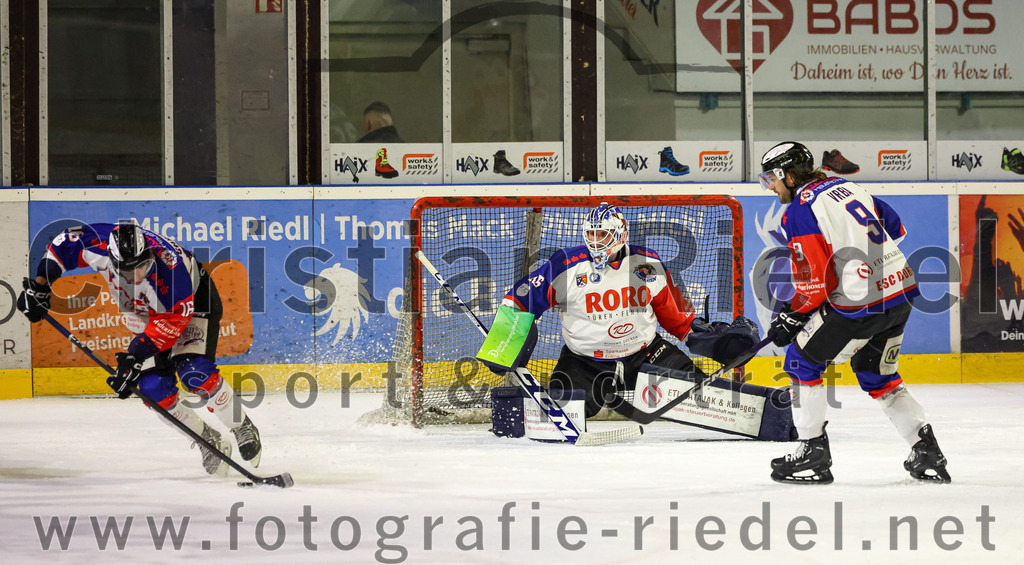 2023-11-03_086_TSV_Erding_gegen_ESC_Dorfen | Erding, Deutschland, 03.11.2023:
Eishockey, Bayernliga Vorrunde 2023 / 2024, 6. Spieltag, TSV Erding gegen ESC Dorfen, Endergebnis: 11:3

Sandro Schröpfer (ESC Dorfen, #16), Torwart Maximilian Englbrecht (ESC Dorfen, #45), Thomas Vrba (ESC Dorfen, #9)

Foto: Christian Riedel / fotografie-riedel.net
