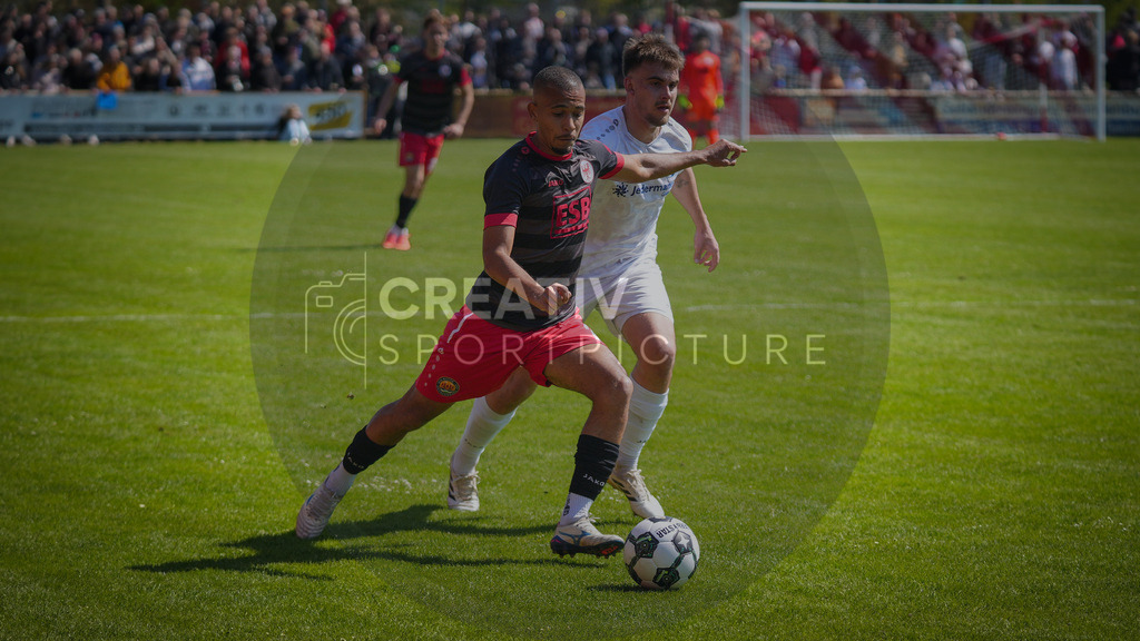 Fußball, Herren, Saison 2025/2026, Brandenburgliga, 23. Spieltag, Brandenburger SC Süd 05 vs. BSG Stahl Brandenburg, Samstag 25.04.2026, Werner-Seelenbinder-Sportplatz Brandenburg an der Havel | Fußball, Herren, Saison 2025/2026, Brandenburgliga, 23. Spieltag, Brandenburger SC Süd 05 vs. BSG Stahl Brandenburg, Samstag 25.04.2026, Werner-Seelenbinder-Sportplatz Brandenburg an der Havel, Im Bild: Joaquim Ribeiro de Sousa (l. Süd) und Luca Benedict Köhn (r. Stahl) - Realisiert mit Pictrs.com