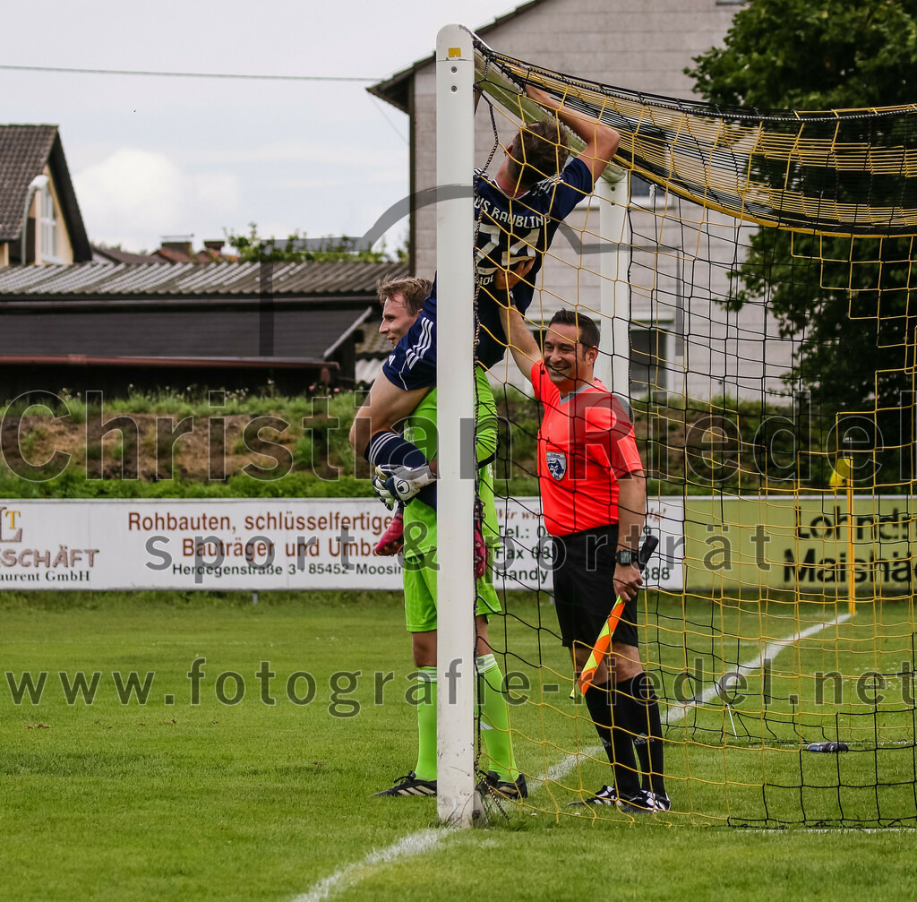 2023-07-29_010_FC_Moosinning_gegen_TuS_Raubling | Moosinning, Deutschland, 29.07.2023:
Fußball, Bezirksliga Oberbayern Ost 2023 / 2024, 1. Spieltag, FC Moosinning gegen TuS Raubling, Endergebnis: 0:7

Torwart Maximilian Wunderlich (TuS Raubling, #1), Quirin Wolfrum (TuS Raubling, #24)

Foto: Christian Riedel / fotografie-riedel.net