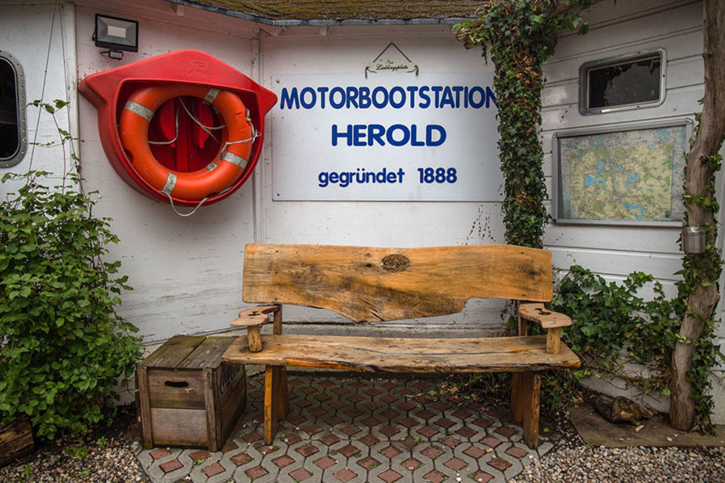 Bootsverleih Herold und Bootshop Herold | Entdecke über 20 Kategorien Leipzig-Motive: Foto-Downloads, hochwertige Poster, Leinwand- & Fine-Art-Prints. Jetzt Lieblingsfoto im Bildlexikon Leipzig Shop bestellen!