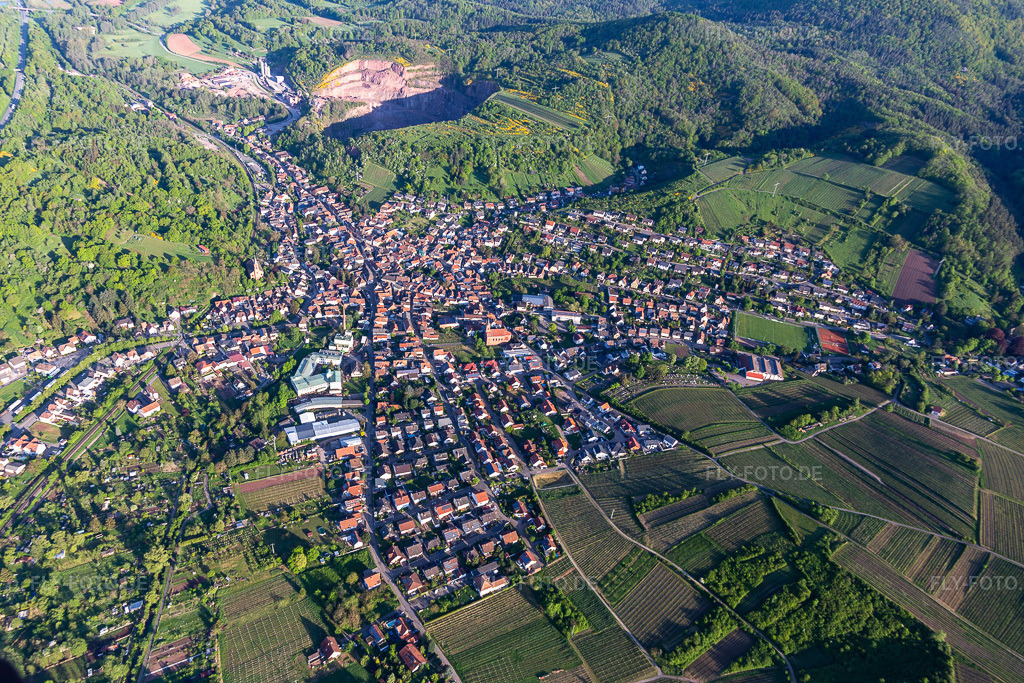 Luftbild:  in Albersweiler im Bundesland Rheinland-Pfalz in Deutschland. – Foto: IMG_131244.jpg vom 07.05.2022 durch Werner Riehm/FLY-FOTO.de – Auflösung des Originals: 5472 x 3648 px – WWW.ALBERSWEILER.DE