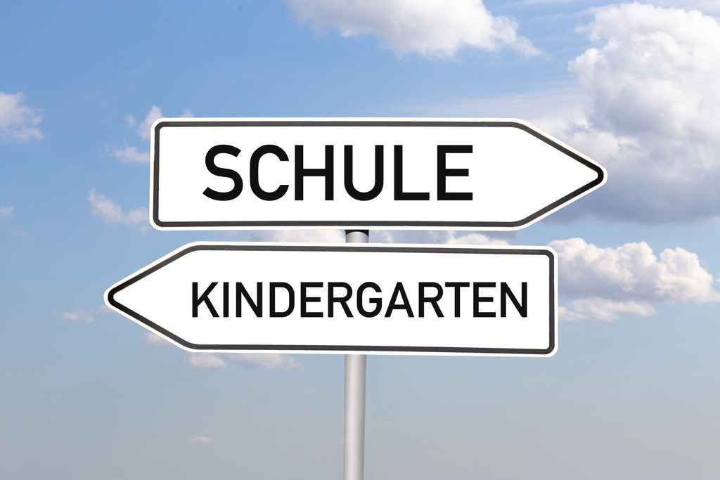 SCHULE - KINDERGARTEN: Richtungspfeile zeigen den Weg in Richtung Schule | SCHULE - KINDERGARTEN: Richtungspfeile zeigen den Weg in Richtung Schule - Realisiert mit Pictrs.com