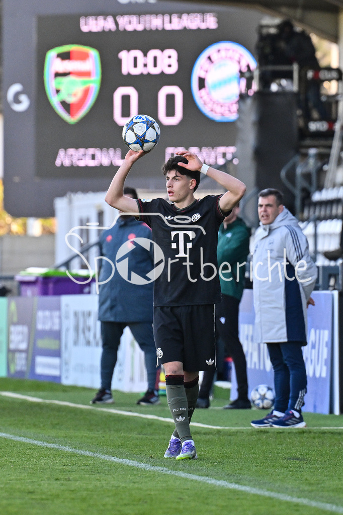 Arsenal London U19 - FC Bayern München U19 | BOREHAMWOOD, ENGLAND - 26. NOVEMBER: beim Einwurf Deniz OFLI (FC Bayern München U19 3) / Einzelfoto / Freisteller beim Ligaspiel zwischen der U19 von Arsenal London und der U19 des FC Bayern München am 5. Spieltag der UEFA Youth League im Meadow Park am 26.11.2025