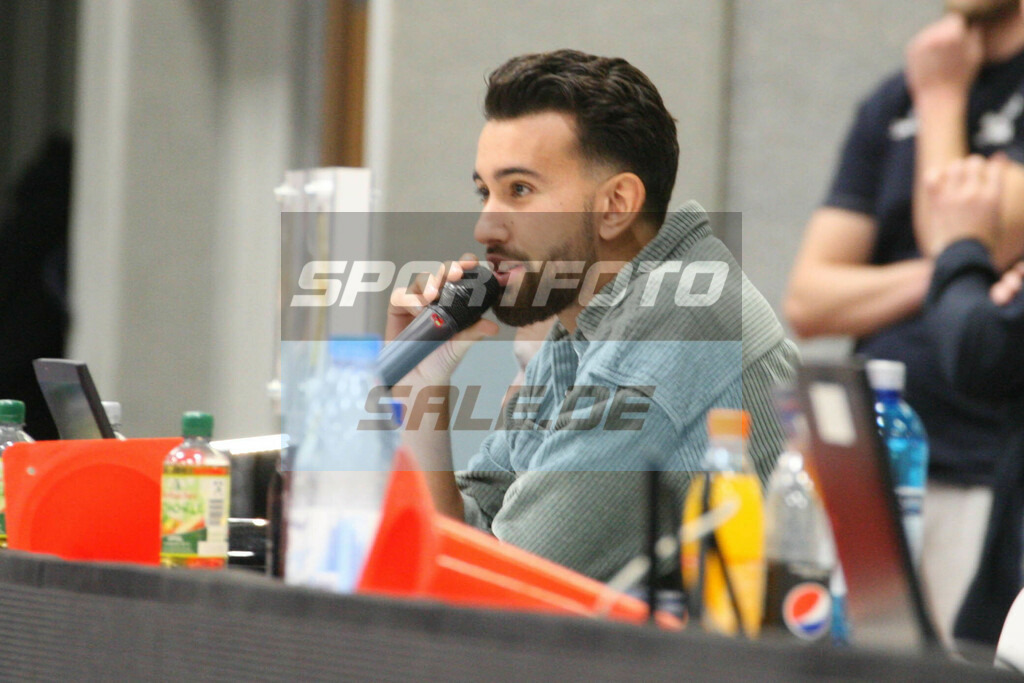 Phoenix Hagen - Bochum | Hallensprecher Tom Schachtsiek - © Sportfoto-Sale (MK) - Realisiert mit Pictrs.com