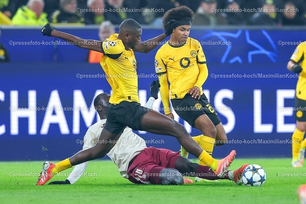 UCL25112501067 | 25.11.2025, Fußball, UEFA Champions League, Borussia Dortmund - FC Villarreal, BVB Stadion, 5. Spieltag, Saison 2025 2026: Serhou Guirassy (BVB #09) und Karim Adeyemi (BVB #27) im Zweikampf gegen  Pape Gueye (FC Villarreal #18)  Regulations prohibit any use of photographs as image sequences and or quasi-video.