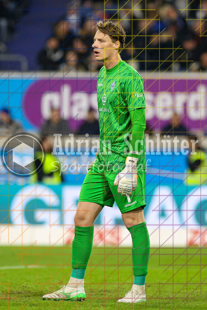 MSV Duisburg vs SV Waldhof Mannheim - 3. Liga | Duisburg, Deutschland, 07.11.25:   Thijmen Joel Sander Nijhuis (SV Waldhof Mannheim) schaut waehrend des Spiels der 3. Liga MSV Duisburg vs SV Waldhof Mannheim in der schauinsland-reisen-arena(Foto von Brauer-Fotoagentur / Adrian Schlueter)