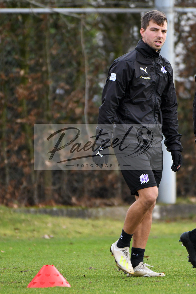 20200130_TRAOSN_0051 | Fußball, Herren: Kevin Wolze (VfL Osnabrueck) schaut waehrend der Trainingseinheit des VfL Osnabrueck im Sportpark Illoshoehe am 30.01.2020 in Osnabrueck, Deutschland. - Realisiert mit Pictrs.com