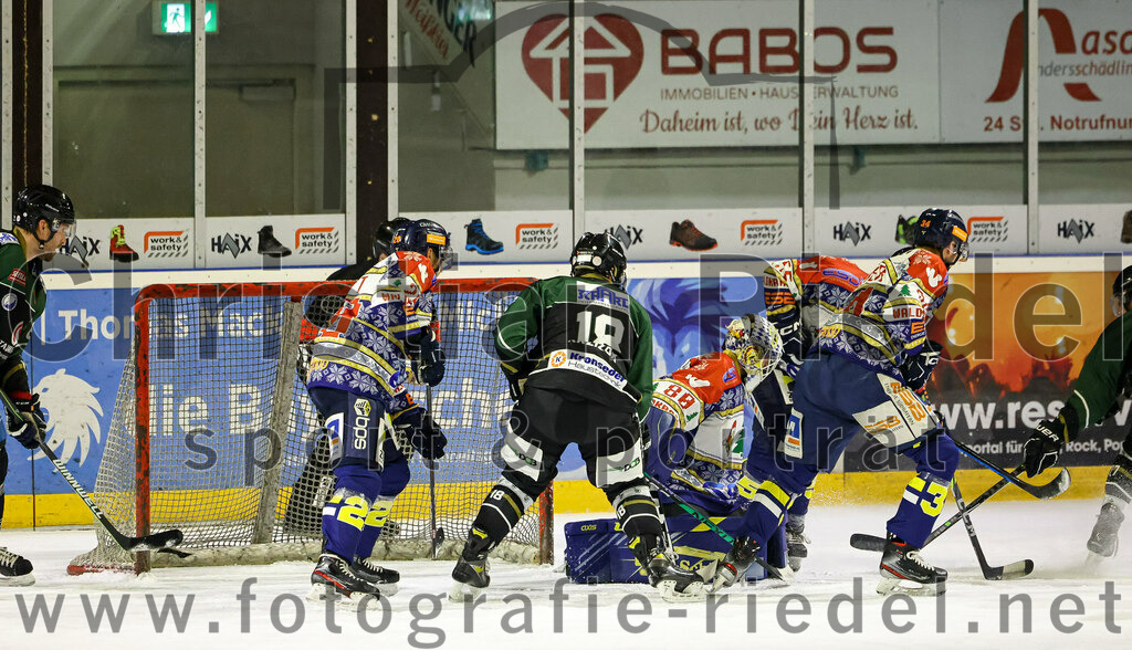 2022-12-09_072_TSV_Erding_gegen_EHC_Waldkraiburg | Erding, Deutschland, 09.12.2022:
Eishockey, Bayernliga 2022 / 2023, 19. Spieltag, TSV Erding gegen EHC Waldkraiburg, Endergebnis: 9:2

Thomas Rott (EHC Waldkraiburg, #20), Daniel Krzizok (Erding Gladiators, #18), Torwart Kevin Yeingst (EHC Waldkraiburg, #80)

Foto: Christian Riedel / fotografie-riedel.net
