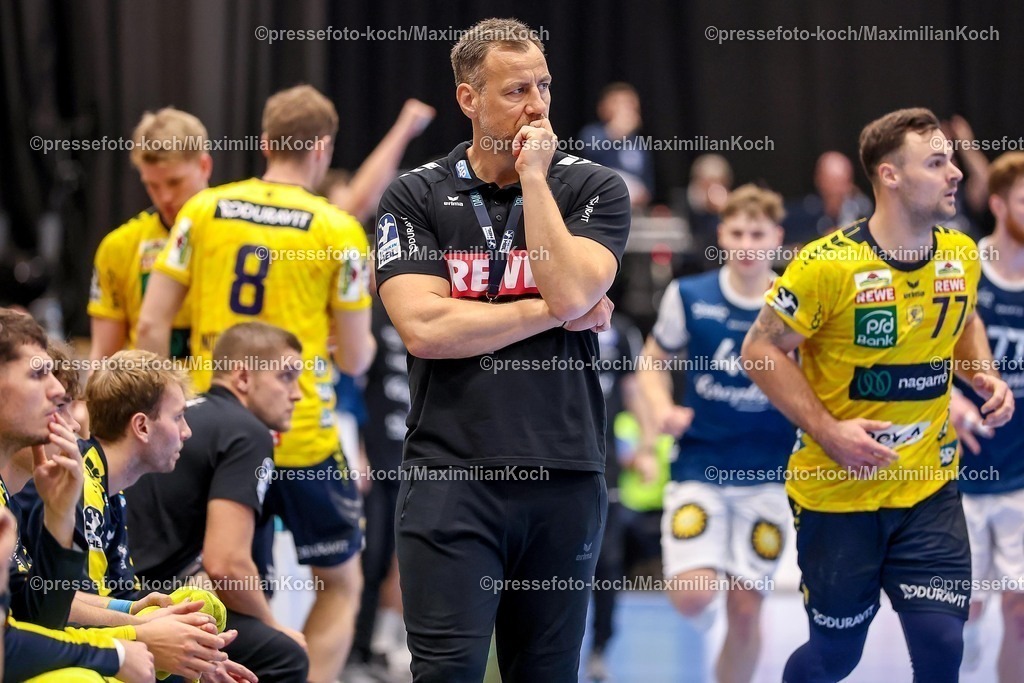 BHC16112501114 | 16.11.2025, Handball, HBL, Bergischer HC - Rhein-Neckar Löwen, Mitsubishi Electric HALLE Düsseldorf: Cheftrainer Maik Machulla (Rhein-Neckar Löwen #hc) unzufrieden gestikulierend 
