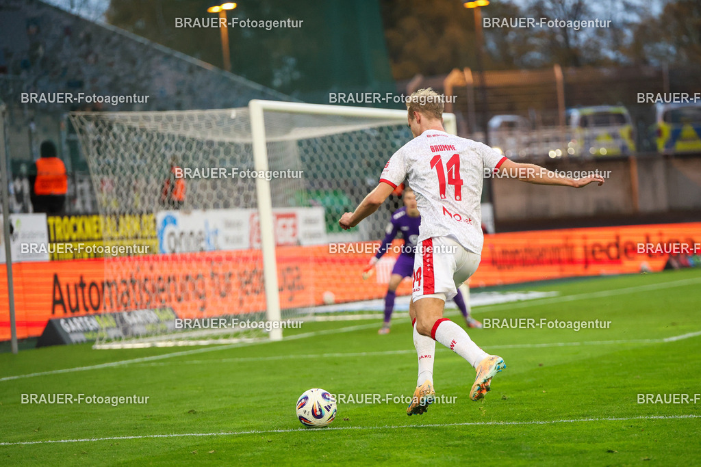 Rot-Weiss Essen - 1.Fc Schweinfurt | Essen, Deutschland, 02.11.2025 Lucas Brumme  (Rot-Weiss Essen) Einzelaktion während des 3.Liga Spiels zwischen  Rot-Weiss Essen und 1.Fc Schweinfurt am 02.11.2025 im Stadion an der Hafenstraße in Essen. (Foto von Timo Bluhmki-Schmidt/Brauer Fotoagentur