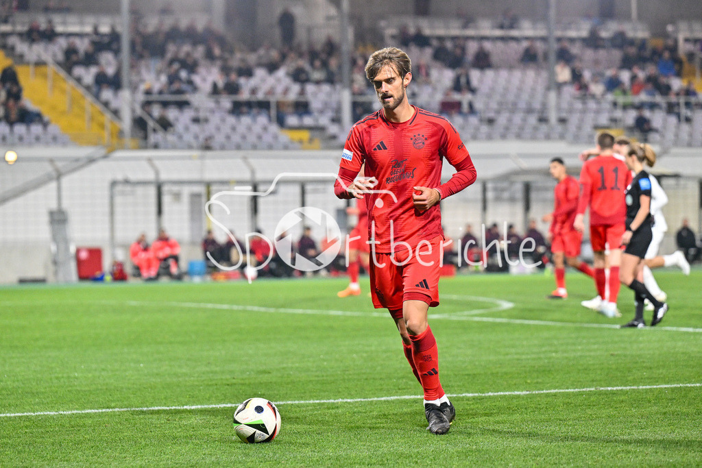 FC Bayern Amateure - TSV Schwaben Augsburg | im Bild Luca DENK (FC Bayern München II #6) mit Ball / Freisteller / Einzelfoto / Regionalliga Bayern: FC Bayern Muenchen II - TSV Schwaben Augsburg, Gruenwalder Stadion am am 25.10.2024