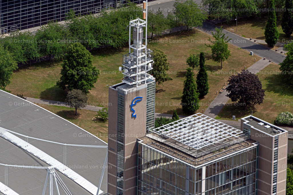 4030792 | HANNOVER 02.06.2020 Büro- und Unternehmensverwaltungs Hochhaus- Gebäude " Deutsche Messe AG - Bürohaus 1 " an der Straße Nordallee im Ortsteil Mittelfeld in Hannover im Bundesland Niedersachsen, Deutschland. Weiterführende Informationen bei: Deutsche Messe,  Hannover.de Internet Gesellschaft mit beschränkter Haftung. // Office and corporate management high-rise building " Deutsche Messe AG - Buerohaus 1 " on street Nordallee in the district Mittelfeld in Hannover in the state Lower Saxony, Germany. Further information at: Deutsche Messe,  Hannover.de Internet Gesellschaft mit beschraenkter Haftung. Foto: Gerhard Launer