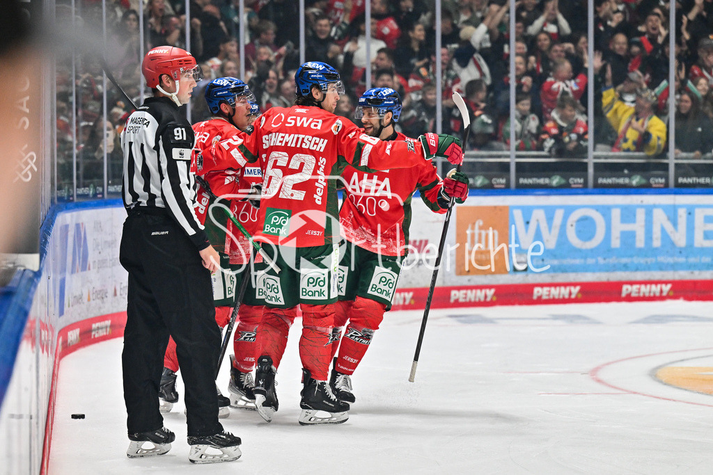 Augsburger Panther - Adler Mannheim | Jubel der Panther nach dem Treffer zum 1-0 durch Alexander BLANK (Augsburger Panther 26) / Tor / Torschuetze / Freude / Happy / DEL: Augsburger Panther - Adler Mannheim; Curt Frenzel Stadion am 14.09.2025
