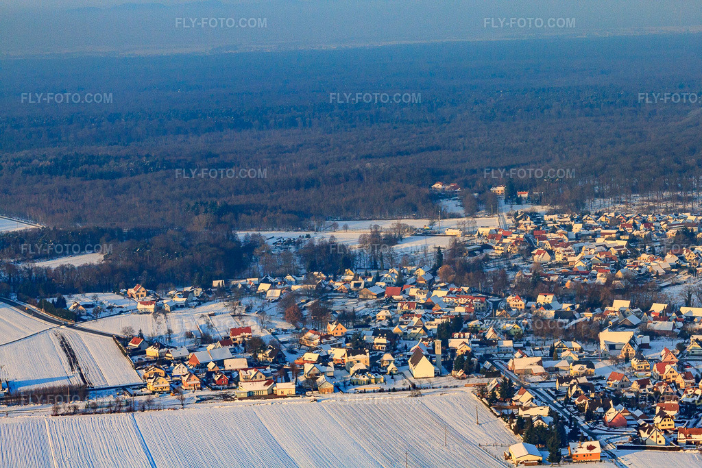 Aerial view: View of the town from the south in winter with snow in Scheibenhard in the state Bas-Rhin, France. – Photo: IMG_36682.jpg taken on 01/05/2011 by Werner Riehm/FLY-FOTO.com – Resolution of the original: 4752 x 3168 px