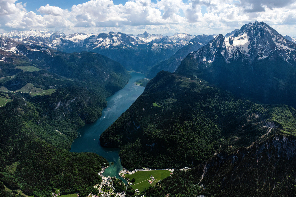 dr__0097923.jpg | SCHöNAU AM KöNIGSSEE 19.05.2022 Uferbereiche am Seegebiet des Königssee im Nationalpark Berchtesgaden in einem Waldgebiet in Schönau am Königssee im Bundesland Bayern, Deutschland. // Riparian areas on the lake area of Koenigssee in Nationalpark Berchtesgaden in a forest area in Schoenau am Koenigssee in the state Bavaria, Germany. Foto: Daniel Reiter