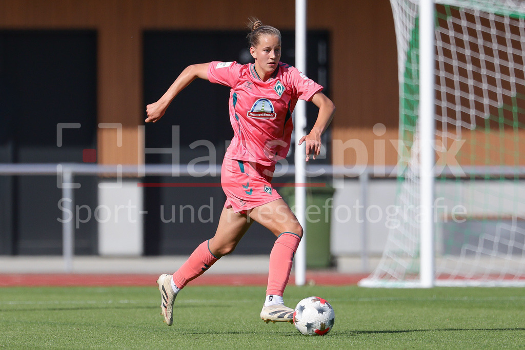 Fussball, Testspiel Frauen, SV Werder Bremen - VfL Wolfsburg | Marlena Dirks (SV Werder Bremen, 34) am Ball, Freisteller, Einzelbild, Ganzkörper, Aktion, Action, Spielszene