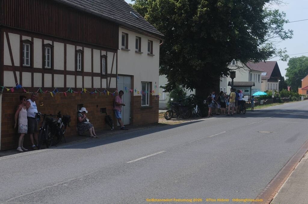 Geißmannsdorf-2026-Festumzug-008 | Festumzug in Geißmannsdorf bei Bischofswerda im Juni 2026. Fotografische Eindrücke und Momentaufnahmen vom Festumzug anläßlich des 800-jährigen Bestehens von Geißmannsdorf - mit Teilnehmern und Gästen, Strohpuppen und geschmückten Vorgärten und Grundstücken - Realisiert mit Pictrs.com