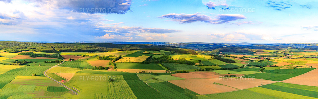 Luftbild: Felder und Wälder in Brakel im Bundesland Nordrhein-Westfalen in Deutschland. Foto: IMG_65465-Pano.jpg vom 24.05.2014 durch Werner Riehm/FLY-FOTO.deAuflösung des Originals: 11443 x 3572 px