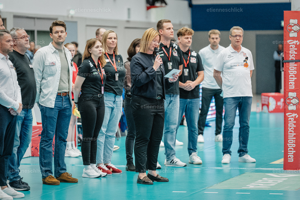 Dresdner SC - Binder Blaubären TSV Flacht, DEKRA 1. Bundesliga Frauen, Volleyball | Im Bild: Sandra Zimmermann dankt dem verstorbenen Wolfgang Söllner Dresdner SC24.10.2026, Dresdner SC -  Binder Blaubären TSV Flacht, DEKRA 1. Bundesliga Frauen, Volleyball, Deutschland, Dresden, Cyberport Arena