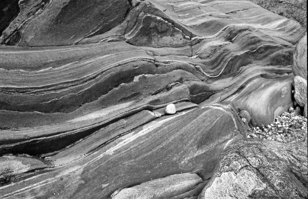 SteinWort_Verzasca_1341sw | Aus der Serie STEINWORTE,  gefunden im Valle Verzasca, Tessin, Schweiz.
analoge schwarz-weiss Fotografie. Fotografiert mit Hasselblad, gescannt, gedruckt auf Hahnemühle Photo Rag Velvet.